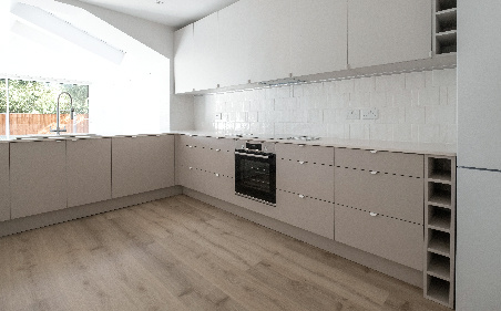 Rénover sa cuisine sans changer les meubles : la méthode en 3 niveaux, du geste express au relooking complet