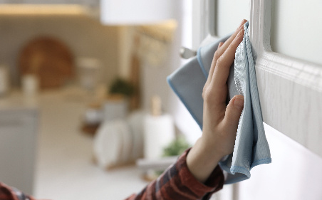 Nettoyer ses façades de cuisine : la méthode pour des portes impeccables, sans rien abîmer